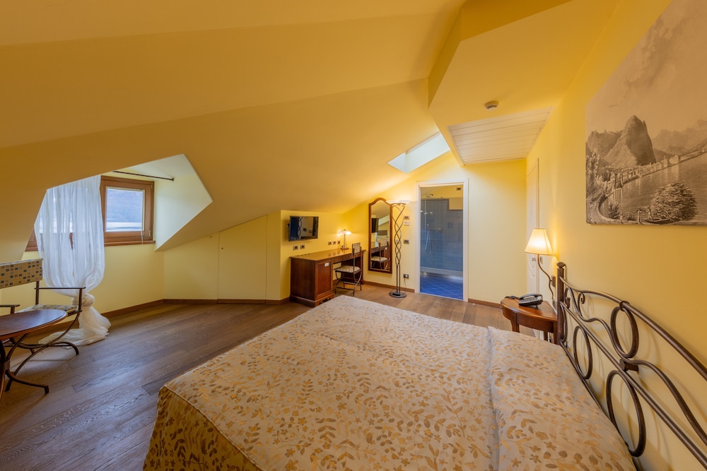 Loft, Lake View - Photo 1