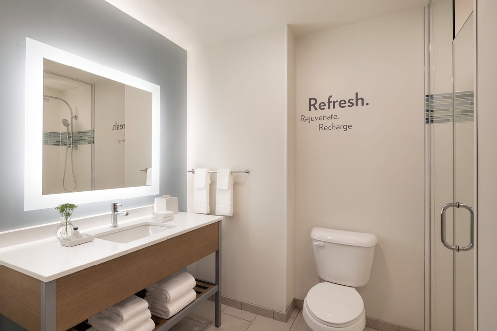 Premium Studio, 1 King Bed, City View - Photo 5