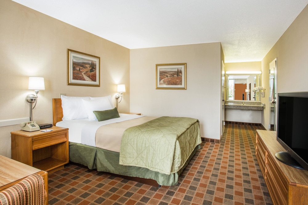 Standard Room, 1 Queen Bed, Accessible - Photo 4