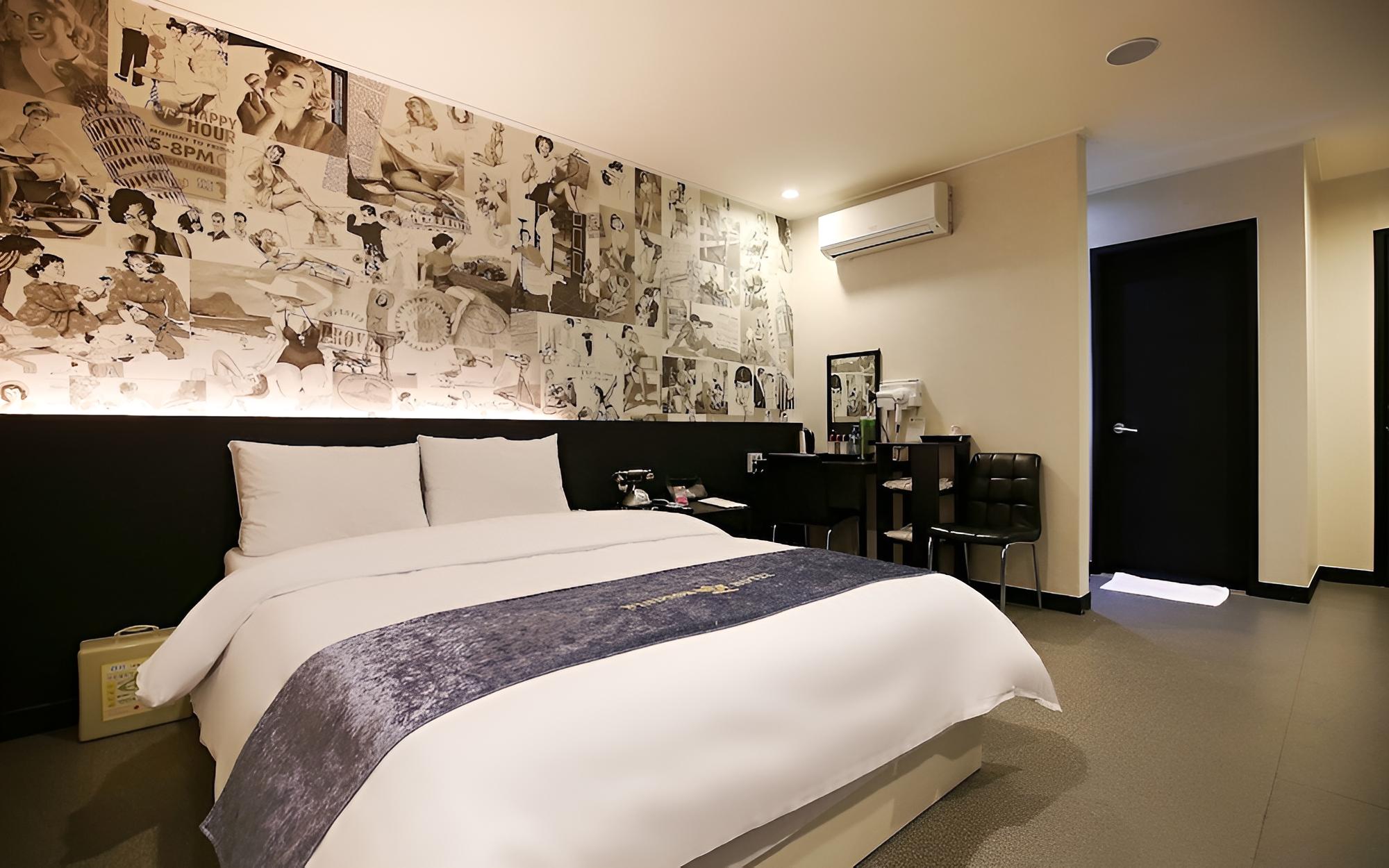 Room (VIP Cinema (100 inch screen twin bed ) photo 2