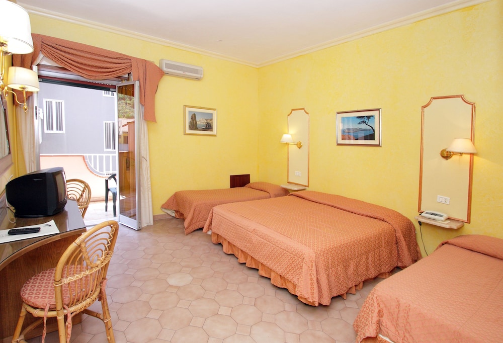 Classic Triple Room, Balcony