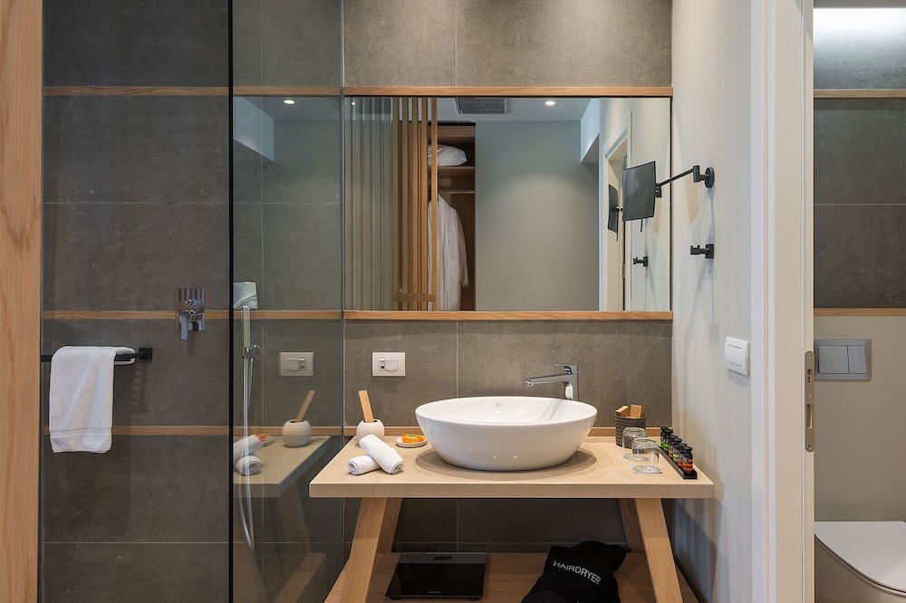Standard Suite - Photo 10