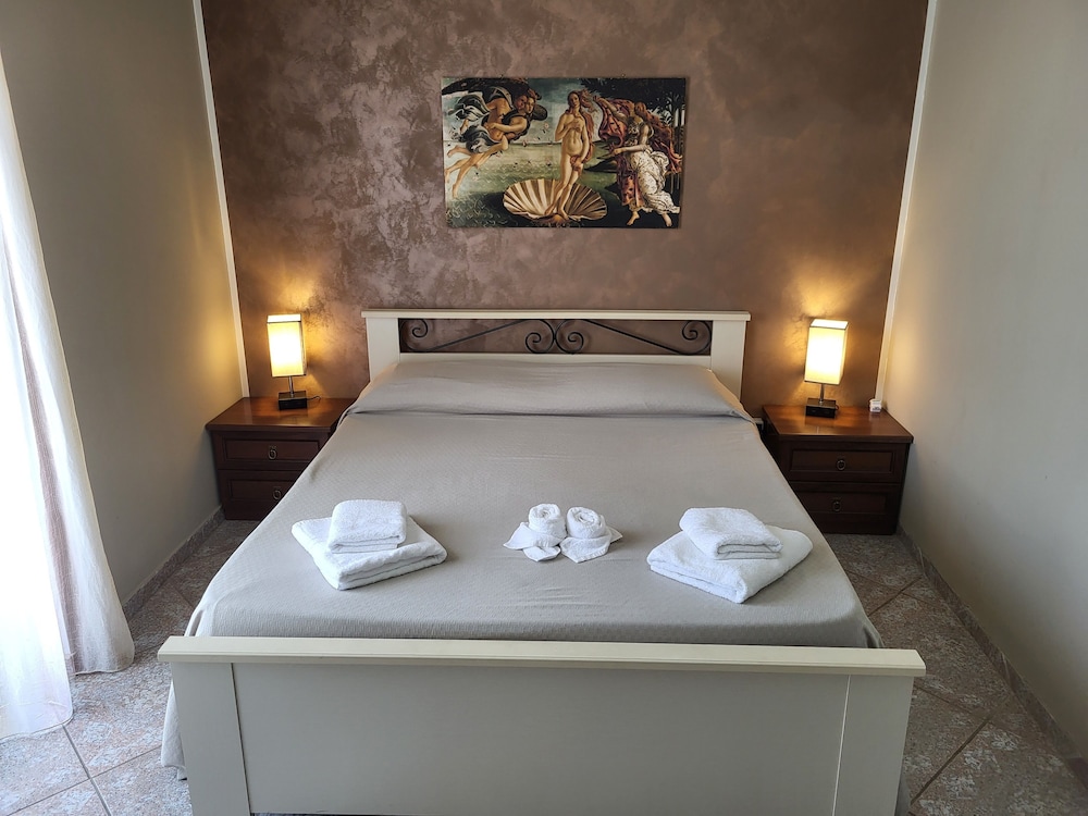 Deluxe Double Room, Ensuite, Poolside photo 1
