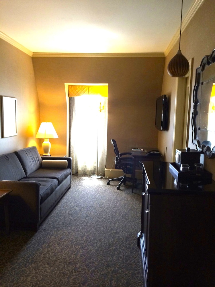 Signature Suite, 1 King Bed with Sofa bed
