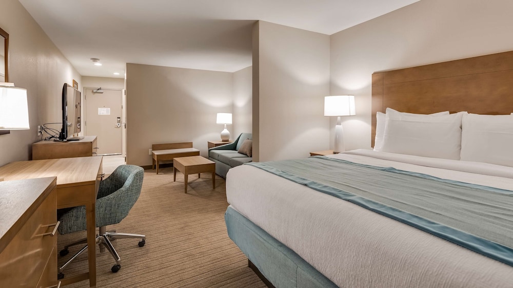 Suite, 1 King Bed with Sofa bed, Accessible, Refrigerator & Microwave (with Sofabed) - Photo 3