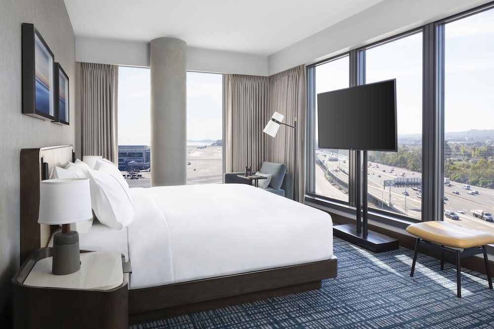 Suite, 1 King Bed, Corner