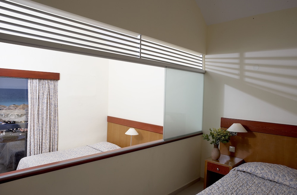 Family Room, Balcony, Garden View photo 2