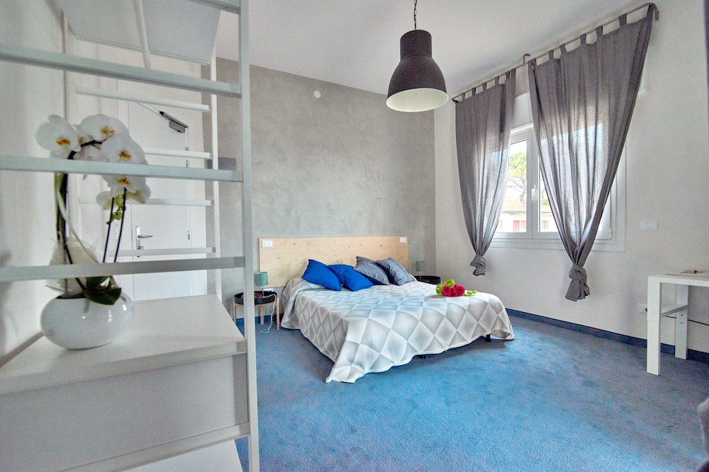 Deluxe Double Room with sea front view - Photo 5