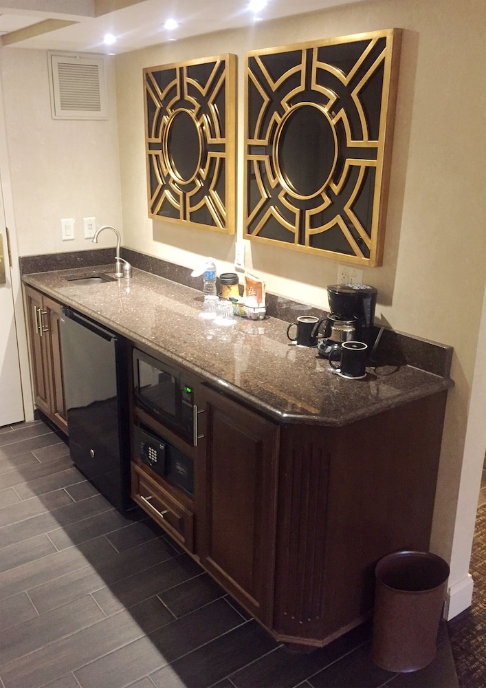 Suite, 1 King Bed, Non Smoking, Refrigerator & Microwave - Photo 2