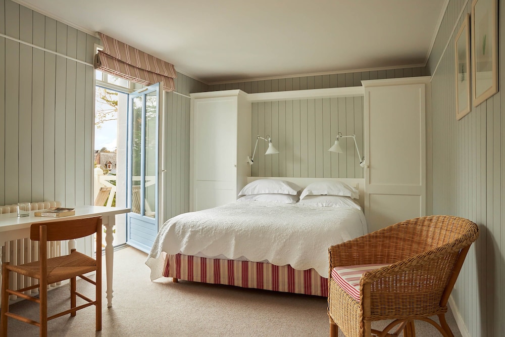 Superior Room, Partial Sea View photo 3