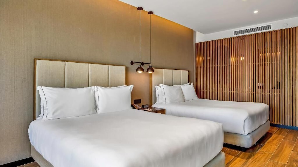Room, 2 Queen Beds - Photo 4