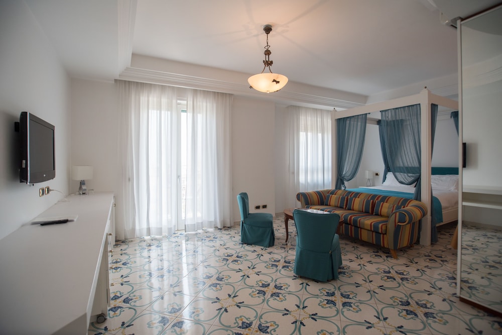 Junior Suite, Partial Sea View - Photo 7