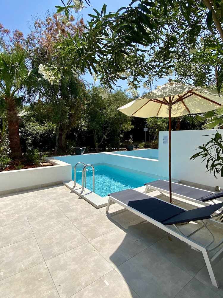 (Casual) Room with Private pool