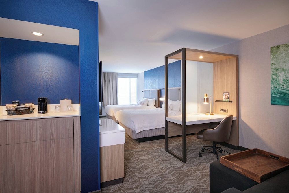 Suite, 2 Queen Beds, City View (Mobility Accessible, Roll-In Shower) - Photo 2