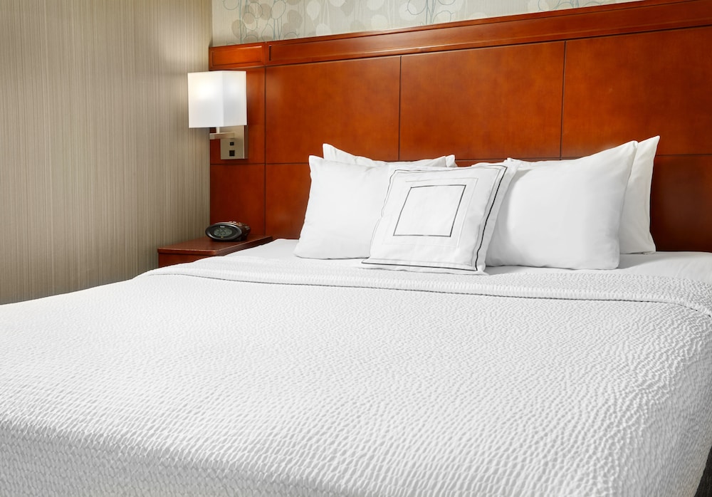 Room, 1 King Bed with Sofa bed (Hearing Accessible) - Photo 1