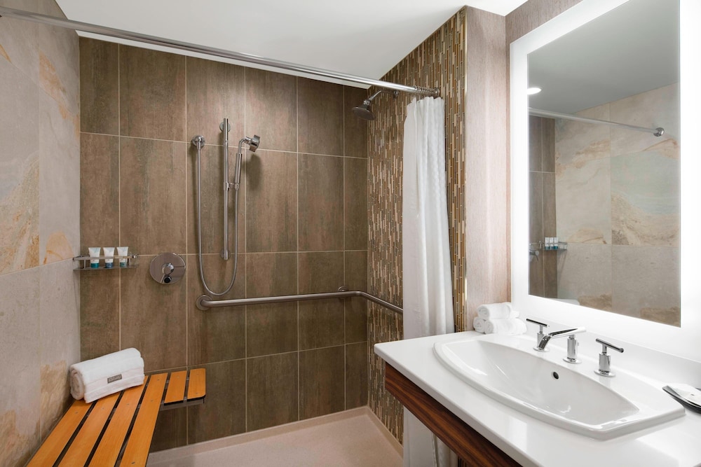 Suite, 1 King Bed, Corner - Photo 6
