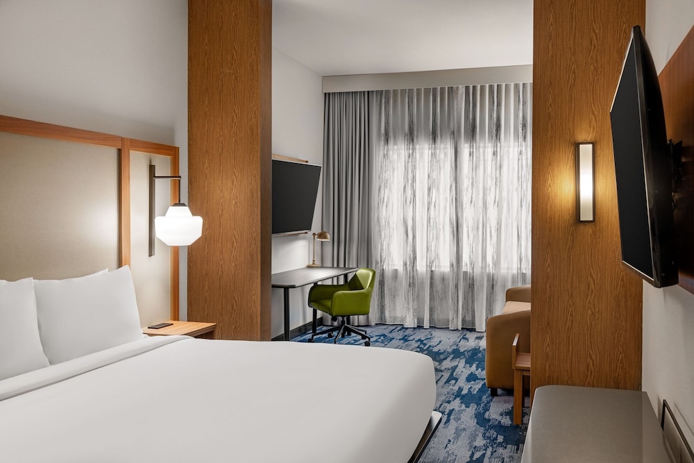 Studio Suite, 1 King Bed With Sofa Bed (Mobility Accessible, Tub)
