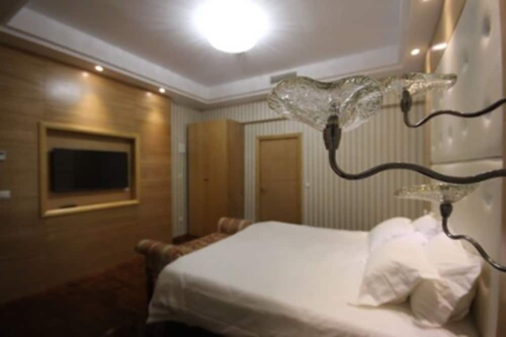 Superior Suite, 1 King Bed photo 3