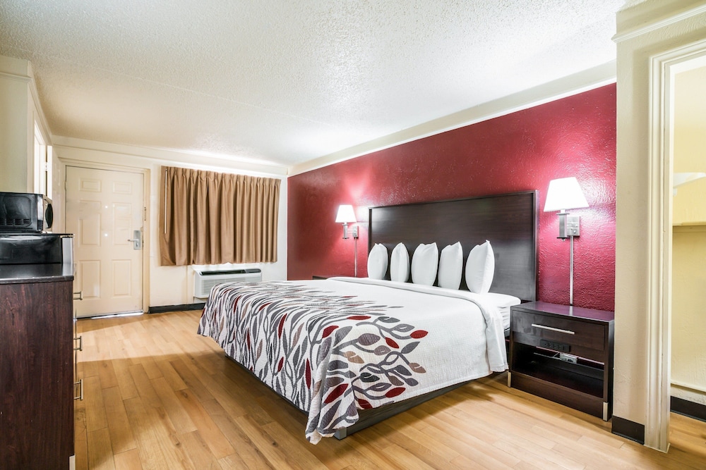 Superior Room, 1 King Bed, Smoking - Photo 3