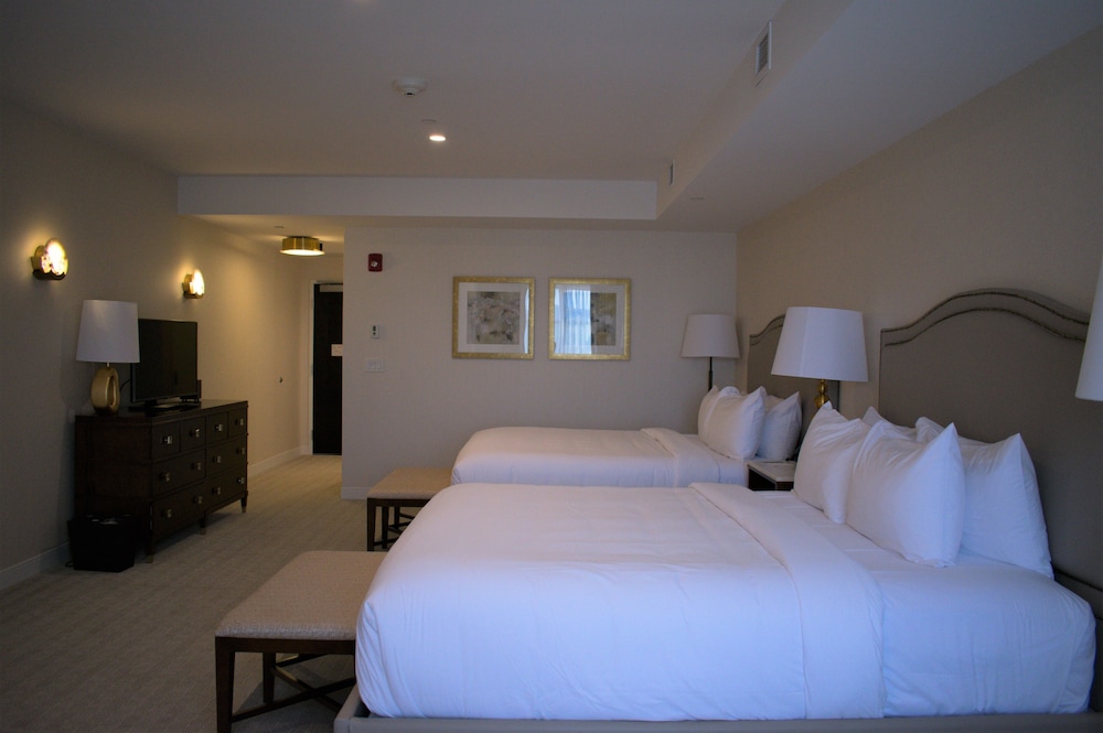 Accessible Lakeview Double King Suite - Yoga & Wellness Activities photo 3