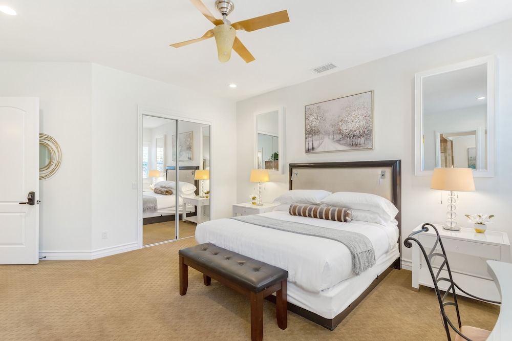 Luxury Room, 1 King Bed, Jetted Tub, Courtyard View photo 2