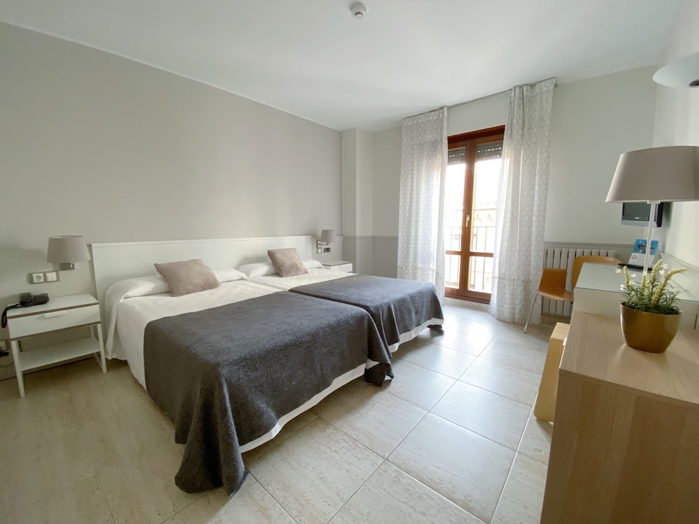 Standard Double Room (Free Parking) - Photo 10