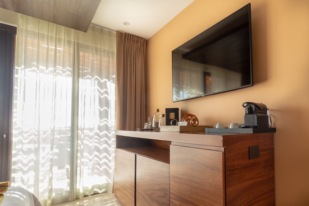 Belo Deluxe Suite King Bed - Adults Only