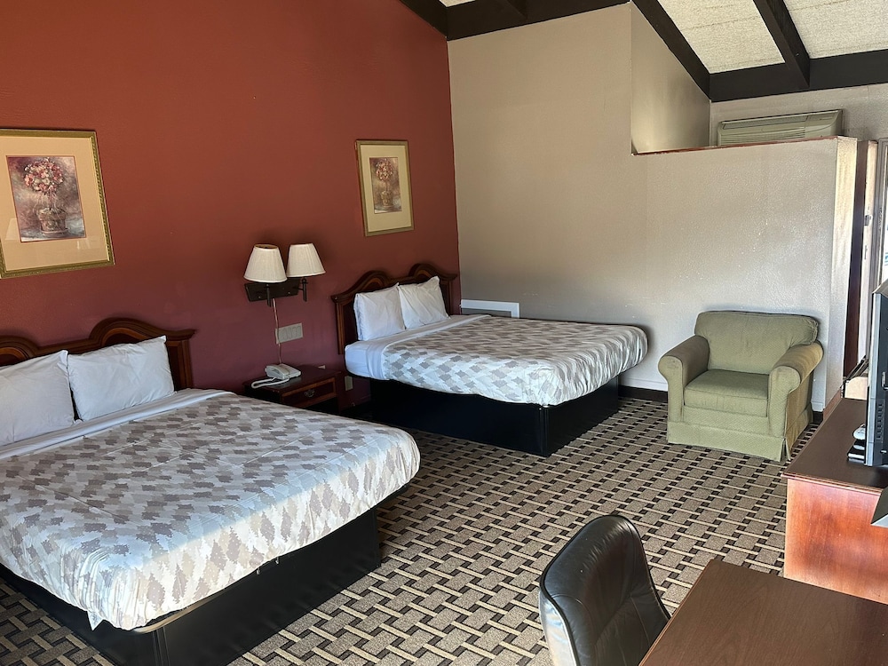 Room, 2 Queen Beds, Non Smoking, Mountain View - Photo 1