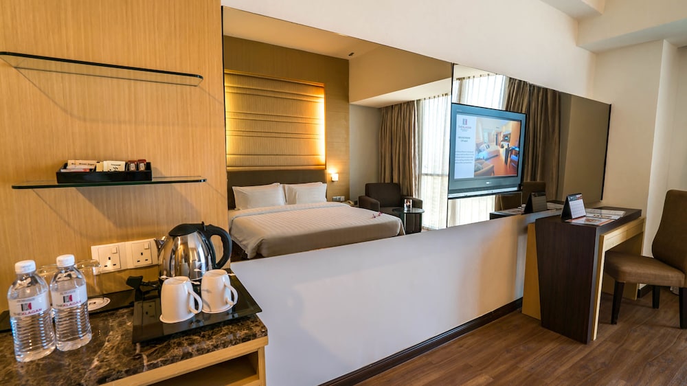 Deluxe King Room - Photo 4
