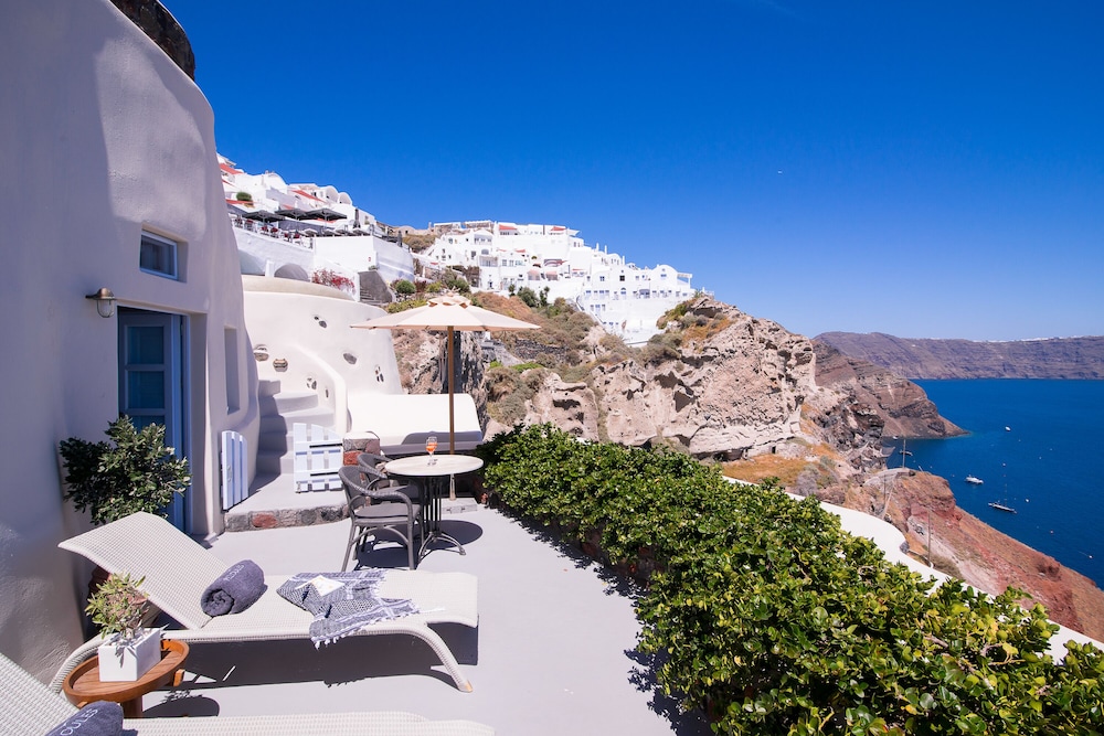 Althaea Honeymoon Cave Suite with Caldera View & Hot Tub - Photo 3