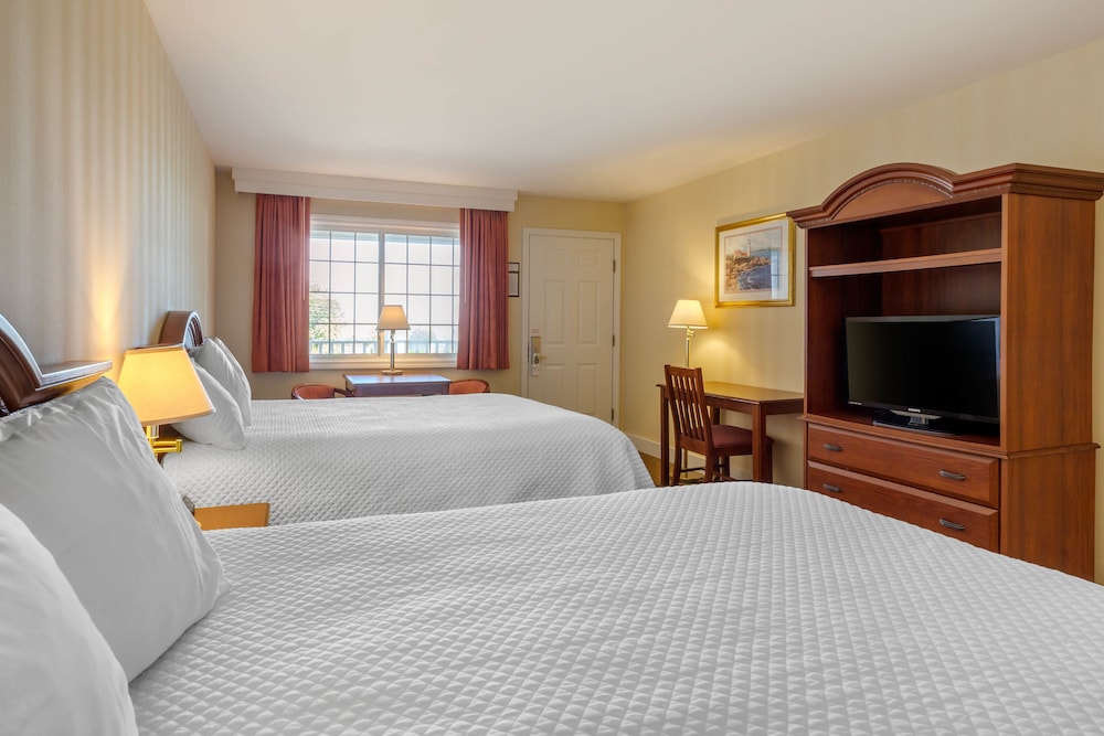Two Queen Handicap Accessible Room photo 2