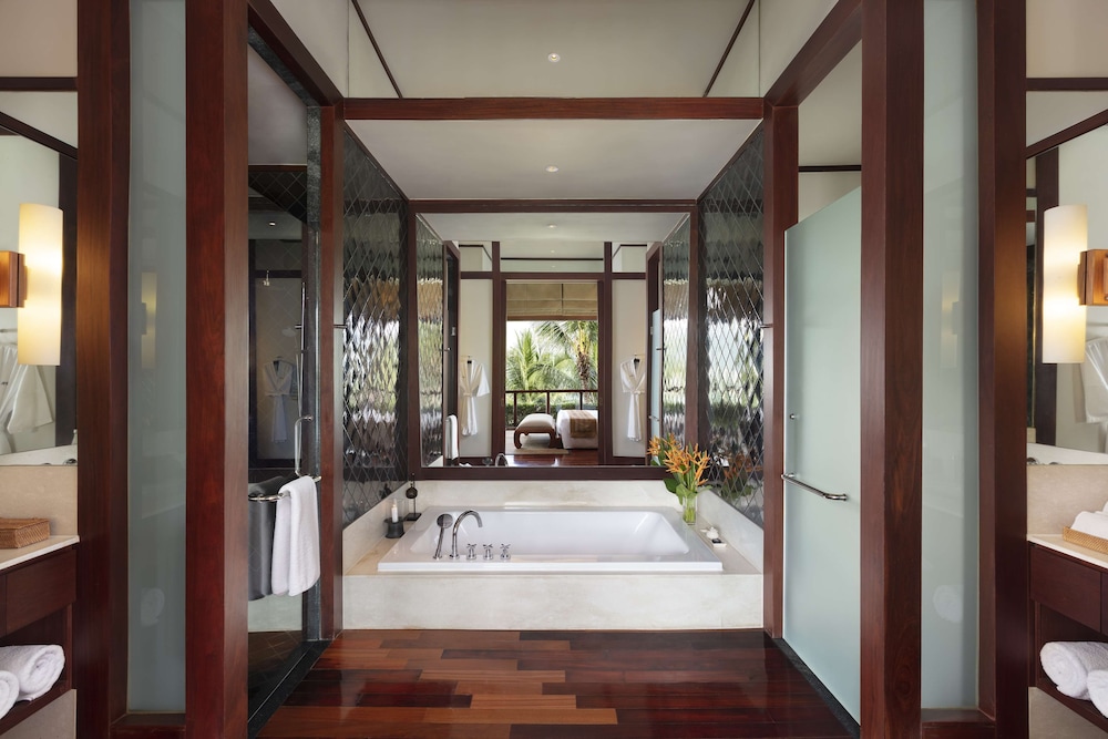 1 Bedroom Pool Suite photo 3