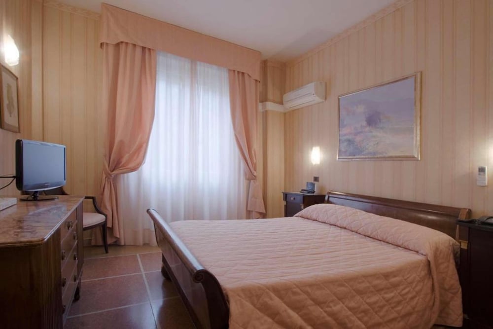 Standard Double Room Single Use - Photo 2