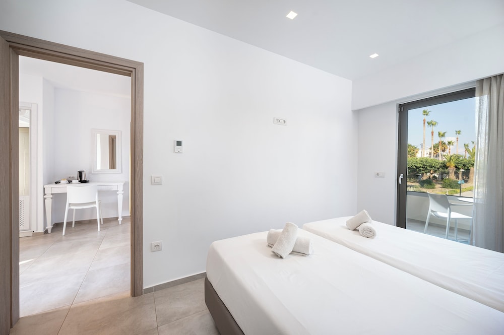 Deluxe Family 2 Pool Area