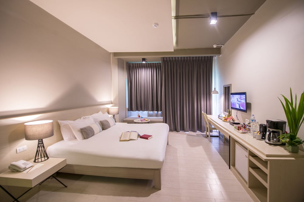 Premier Room, Pool Access - Photo 6
