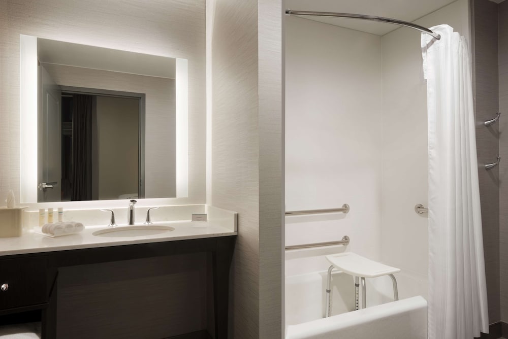 Studio, 1 King Bed, Accessible, Bathtub photo 1