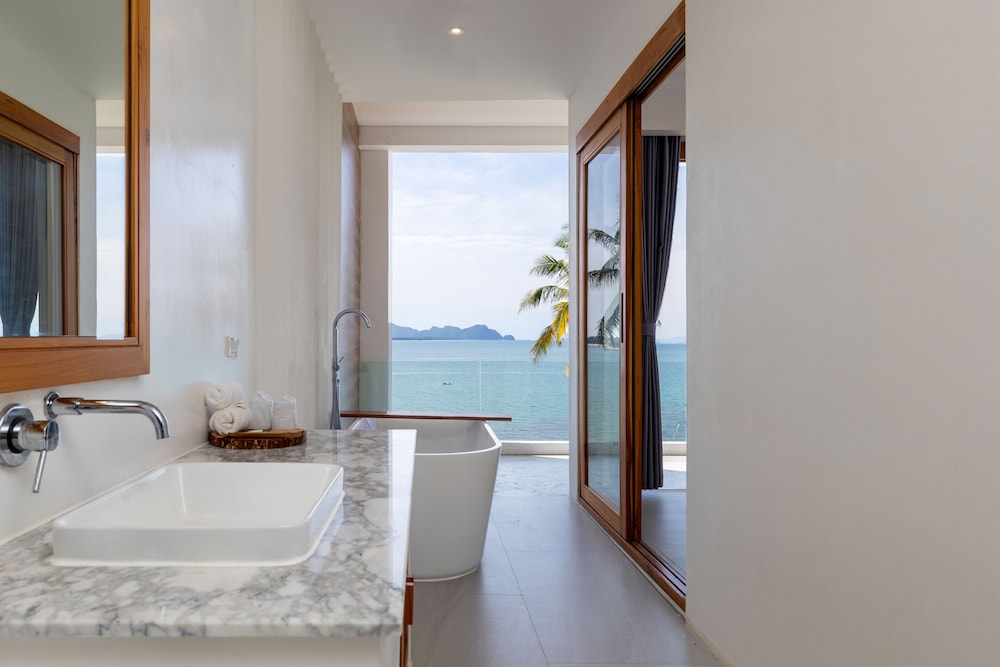 Suite Room - Photo 11