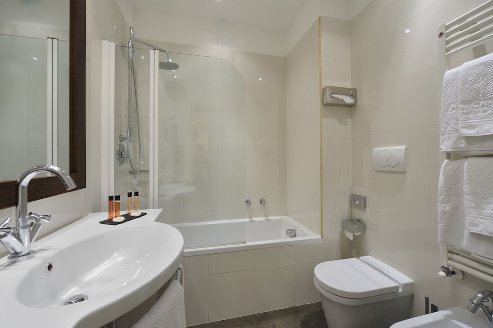 Deluxe Triple Room thumbnail 5