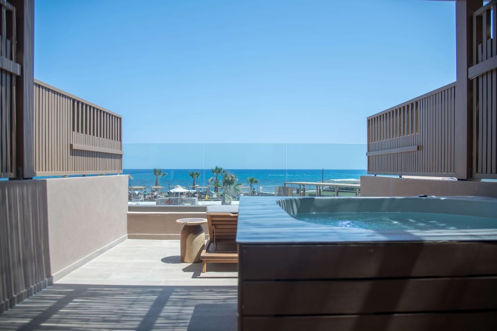 Petite Suite Sea View with Outdoor Hot Tub thumbnail 5