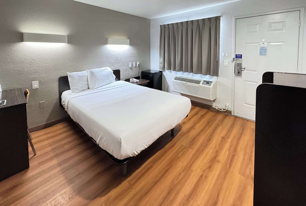 Deluxe Room, 1 Queen Bed, Non Smoking, Refrigerator photo 1