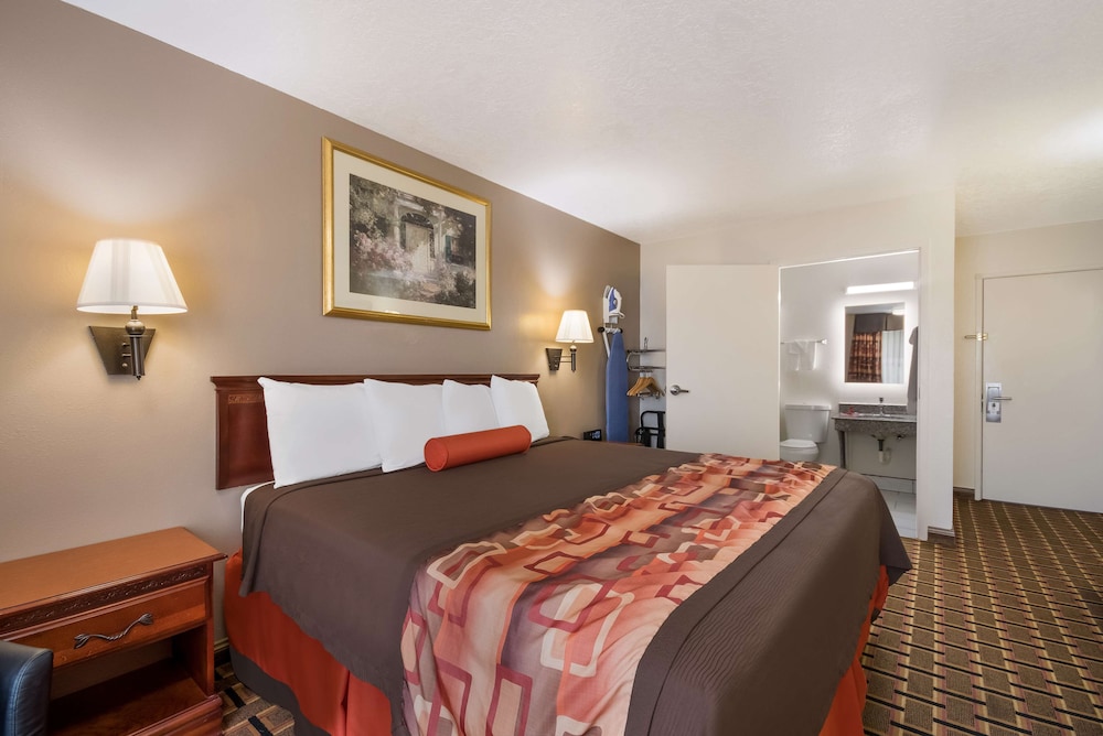 Standard Room, 1 King Bed, Accessible, Refrigerator & Microwave