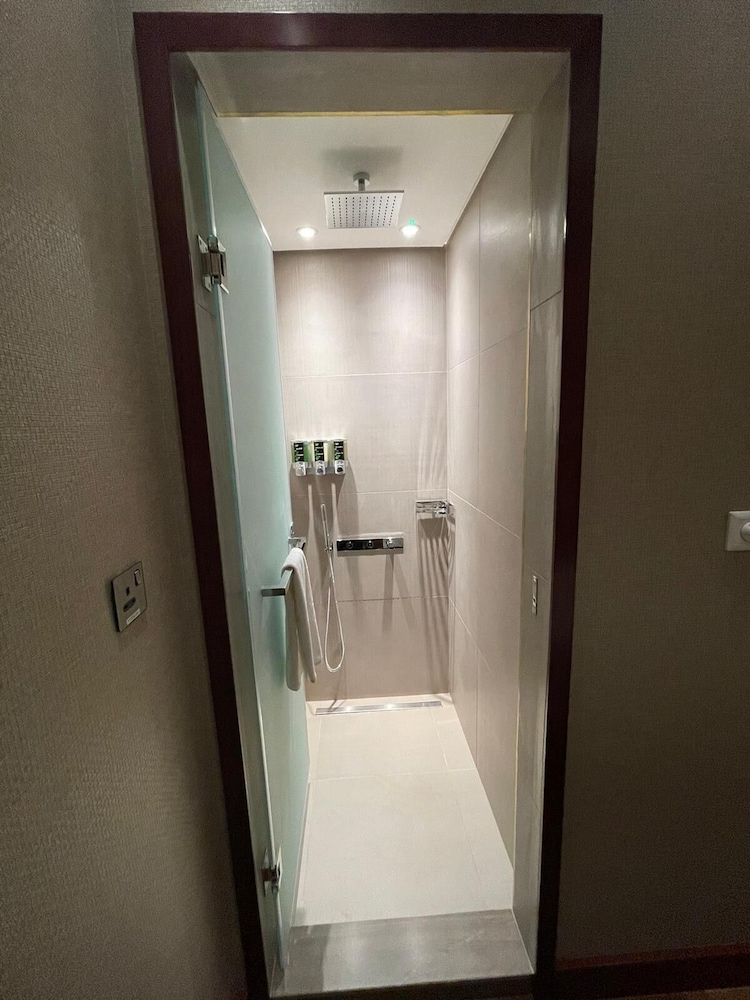 Basic Single Room, 1 King Bed - Photo 9