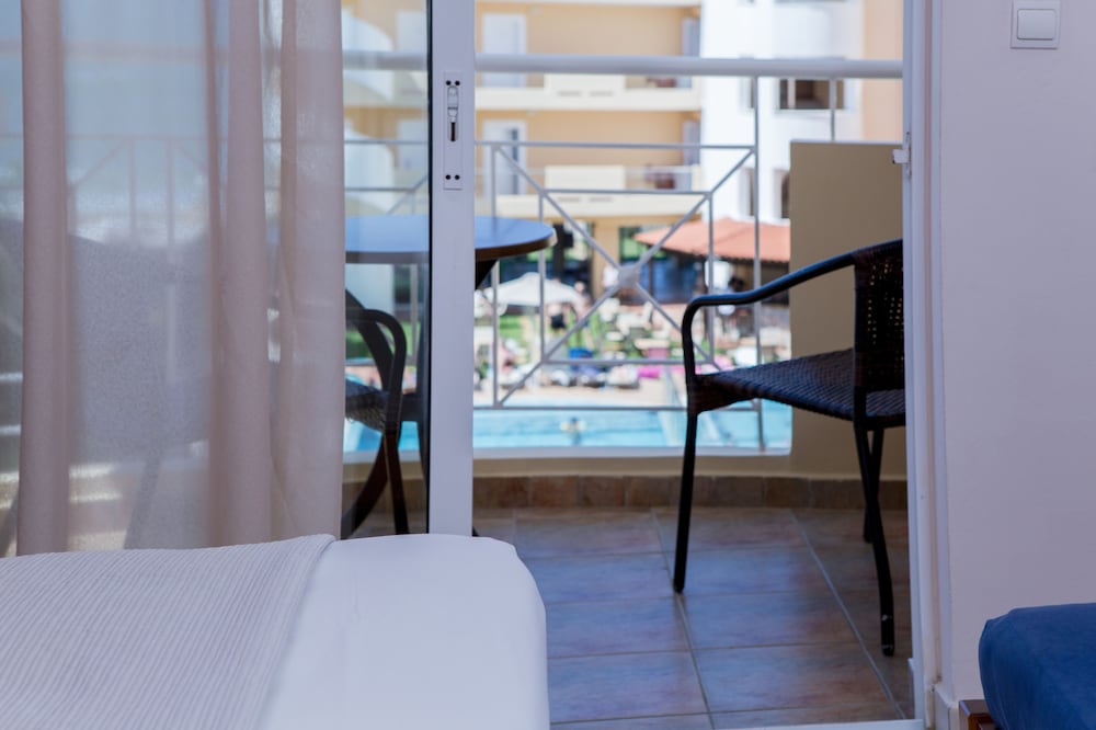 Standard, Pool View photo 2