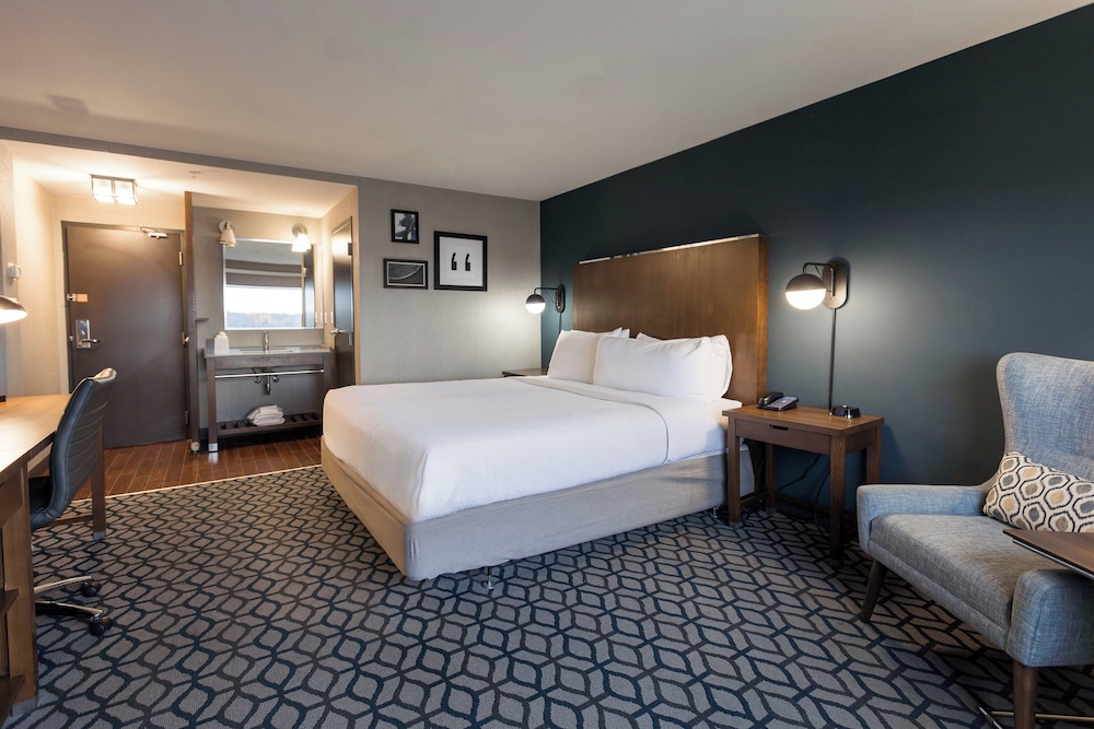 Standard Room, 1 King Bed, River View - Photo 2