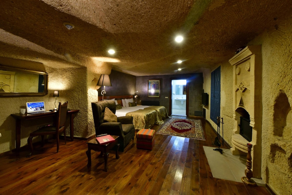 Superior Suite (Cave) - Photo 17