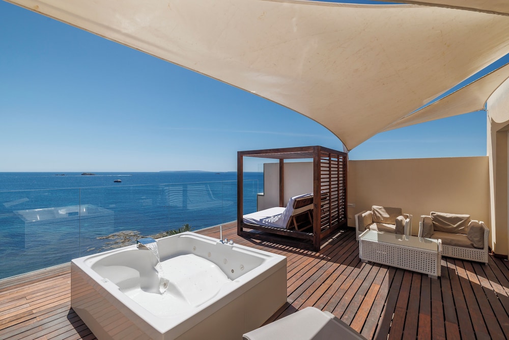 Panoramic Penthouse, Jetted Tub, Sea View (Suite) - Photo 1