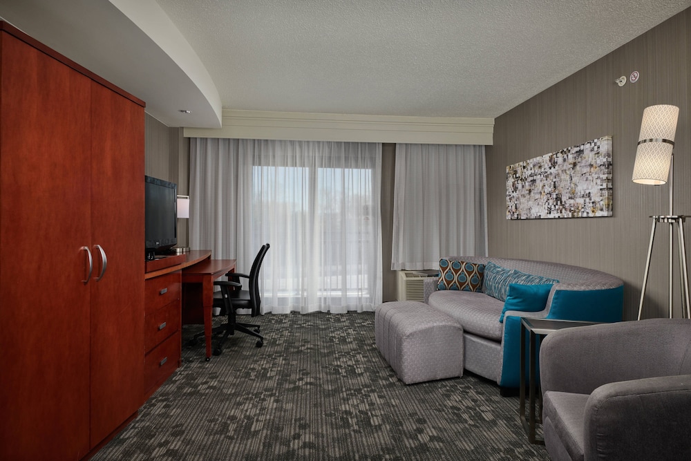 Suite, 1 Bedroom - Photo 1
