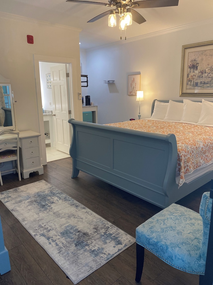 202 Chocowinity Bay Room photo 1