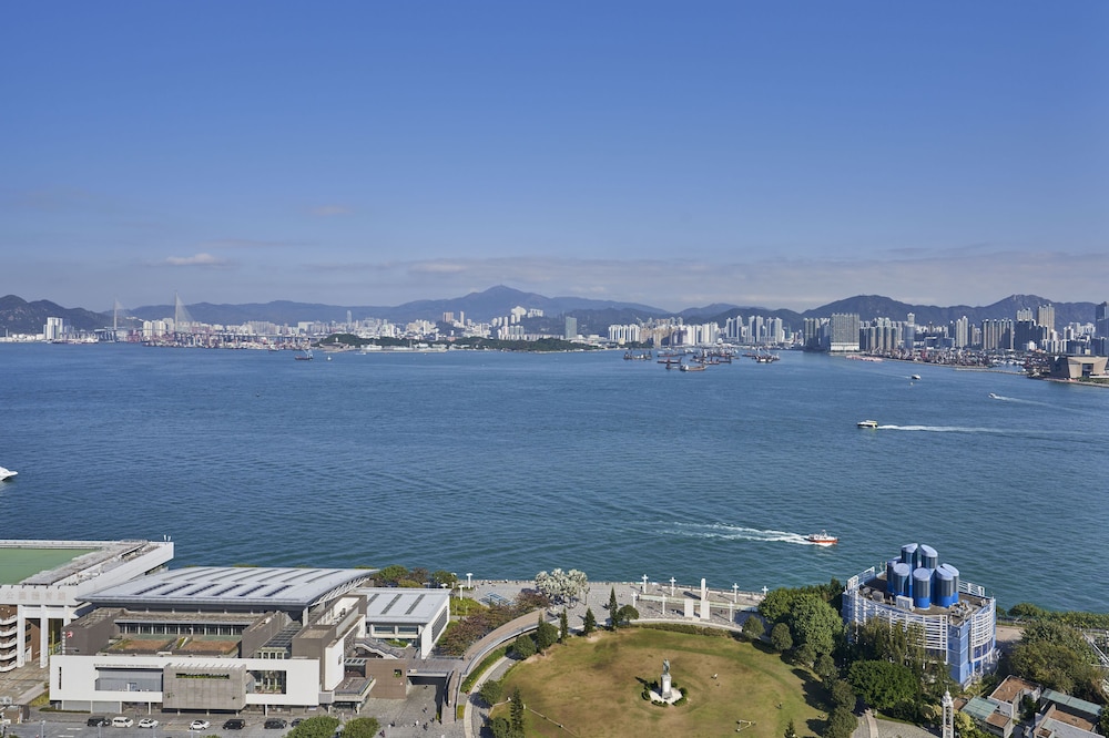 Deluxe Room, 1 King Bed, Harbor View photo 3
