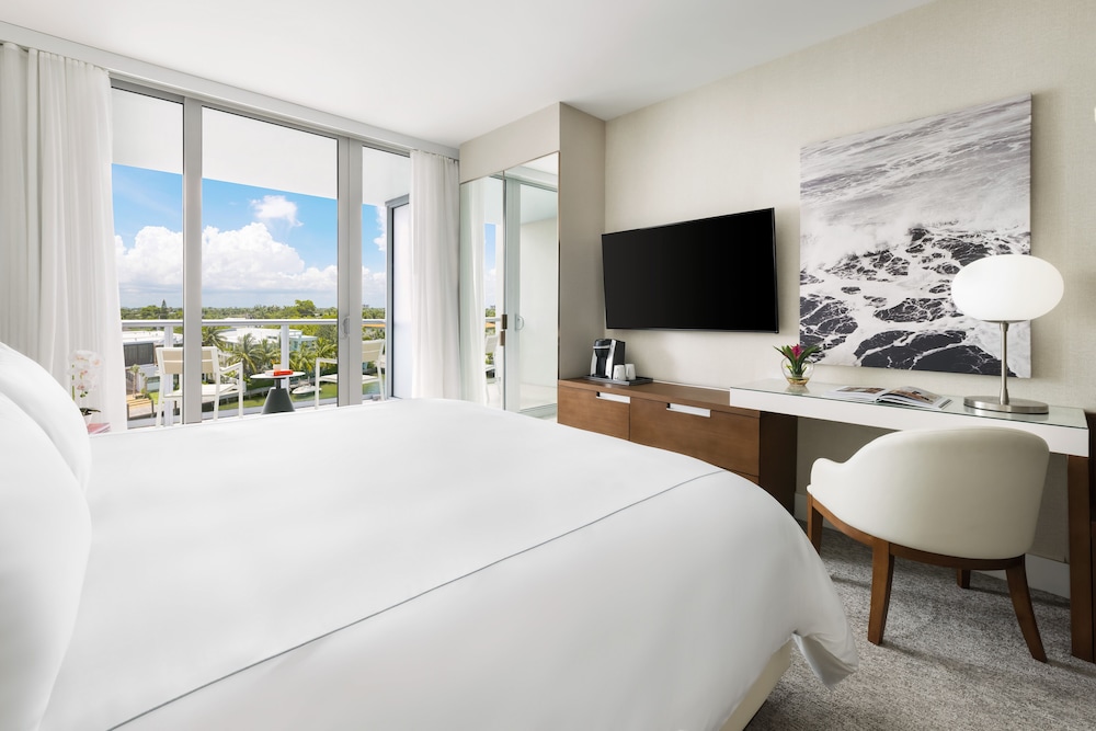 Grand Suite, 1 King Bed, Balcony, Corner (Deluxe, Water View)